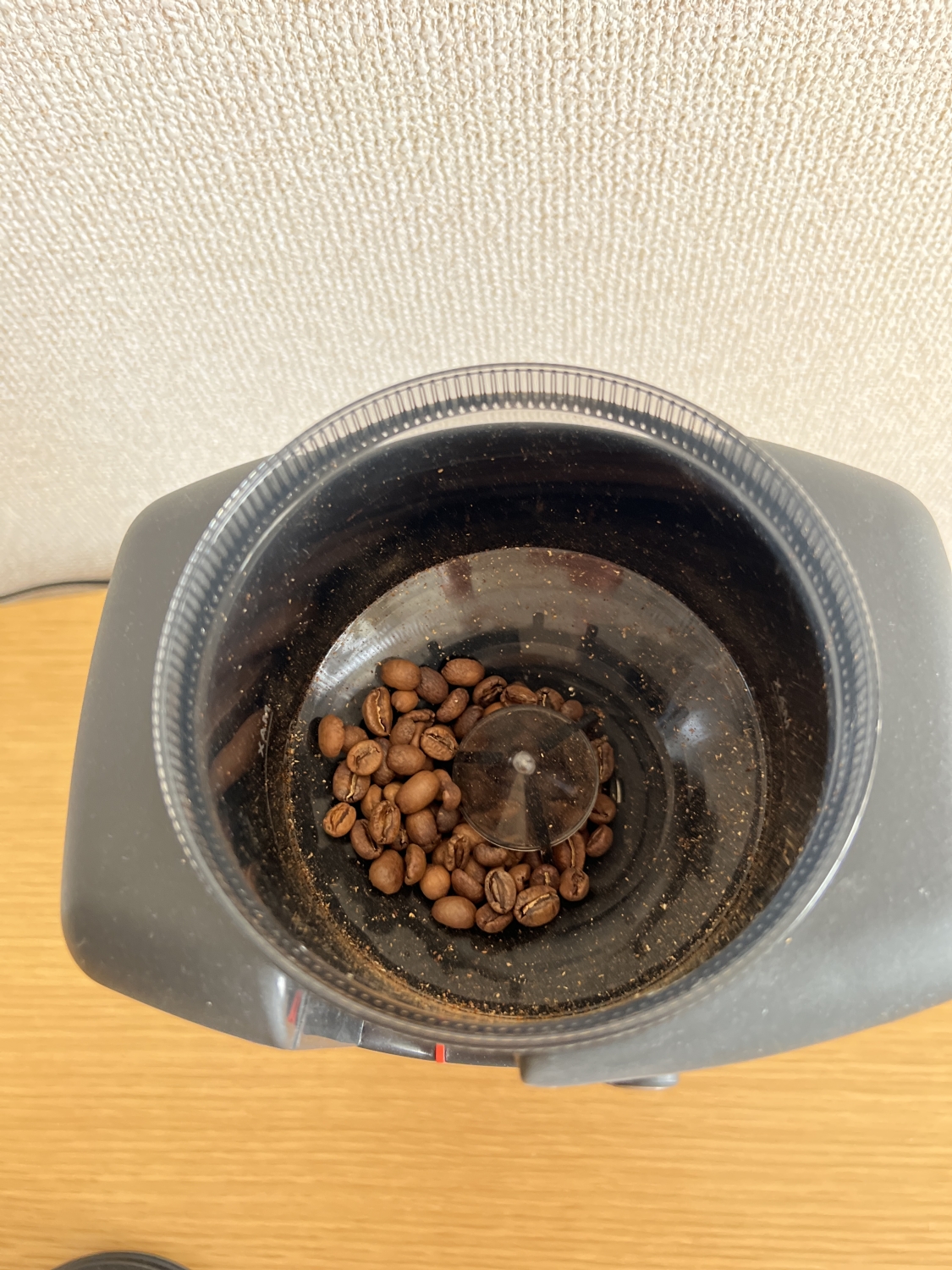 コーヒー豆を投入する
