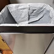 ゴミを捨てるときは、ゴミ箱に入れたゴミ袋をとめる