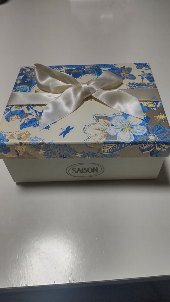 白を基調とした、ワンダーの香りのイメージである清楚で青い花のイラストが美しい爽やかなデザインの箱!