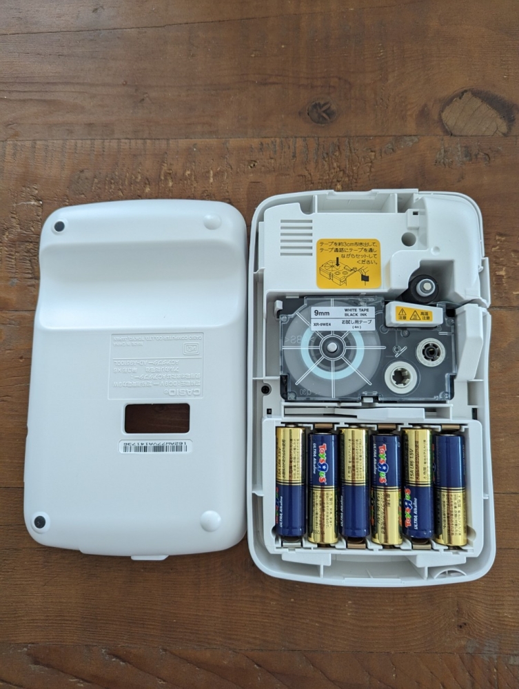 乾電池・別売りのACアダプターで使用可能